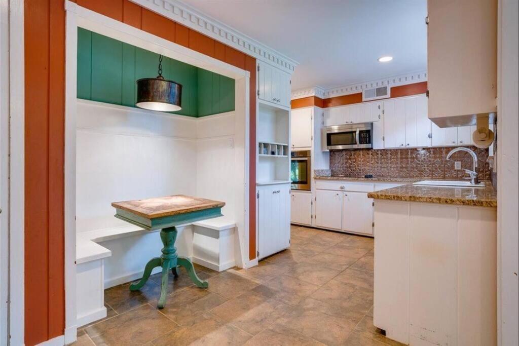 Elegant 6 Bedroom In Heart Of *